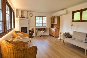 Cheminée, chaîne hi-fi, écrans d'ordinateur
