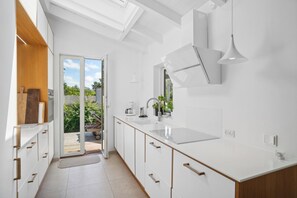 Fridge, oven, stovetop, dishwasher - Summer house in Tisvilde close to the coast (Tisvildeleje)
