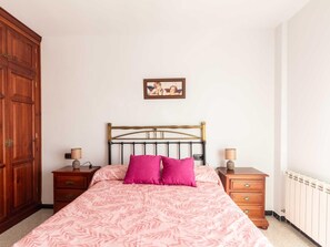 4 bedrooms, iron/ironing board, Internet, bed sheets