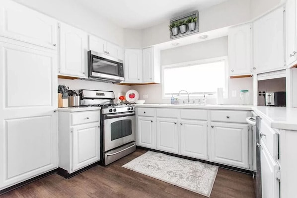 冷蔵庫、電子レンジ、オーブン、コンロ