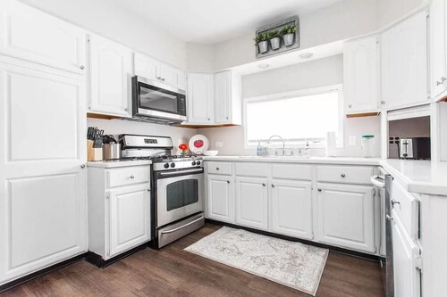 Home in DT Libertyville great for Navy Graduations