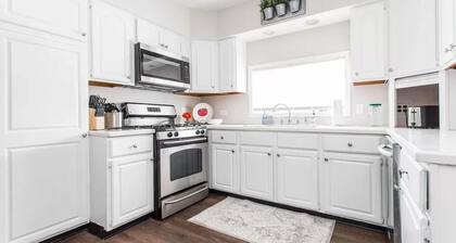 Home in DT Libertyville great for Navy Graduations