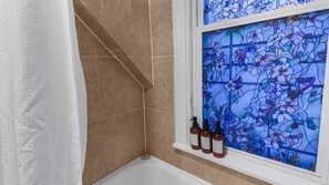Shower, hair dryer, towels - Home in DT Libertyville great for Navy Graduations (Libertyville)