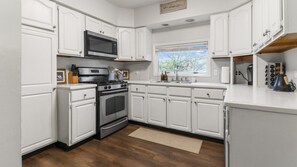 Fridge, microwave, oven, stovetop - Home in DT Libertyville great for Navy Graduations (Libertyville)