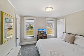 2 bedrooms, desk, iron/ironing board, travel crib - Home in DT Libertyville great for Navy Graduations (Libertyville)