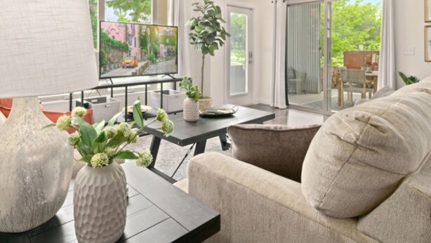 A living room with a sofa, a coffee table, and decorative vases. - The Cozy Corner Retreat 15 min Walk to Old Town (Fort Collins)