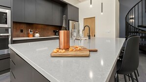 Apartemen, Beberapa Tempat Tidur, dapur (249 Linden Street) | Dapur pribadi