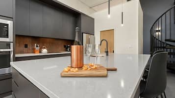 Departamento, varias camas, cocina (249 Linden Street) | Cocina privada | Refrigerador, microondas, horno y parrilla de estufa