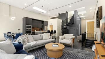 Departamento, varias camas, cocina (249 Linden Street) | Área de sala de estar | Televisión de pantalla plana de 42 pulgadas con canales digitales