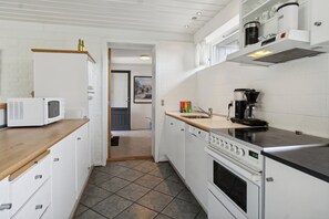 Køleskab, mikrobølgeovn, ovn, kogeplade