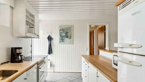 Fridge, oven, stovetop, dishwasher - Atmospheric summer cottage at Hejlsminde (Hejls)