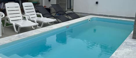 Een binnenzwembad en 2 buitenzwembaden