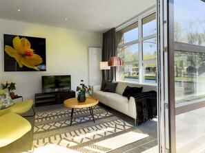 House | Living area - Modern Holiday Home With a Deco Fireplace (Enkhuizen)