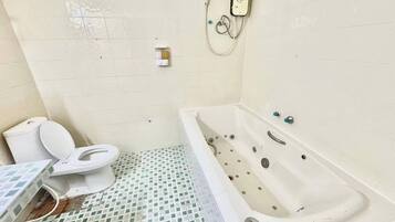 Standard Room, 2 Single Beds, Non Smoking | Bathroom | Slippers