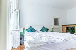 1 bedroom, desk, WiFi, bed sheets