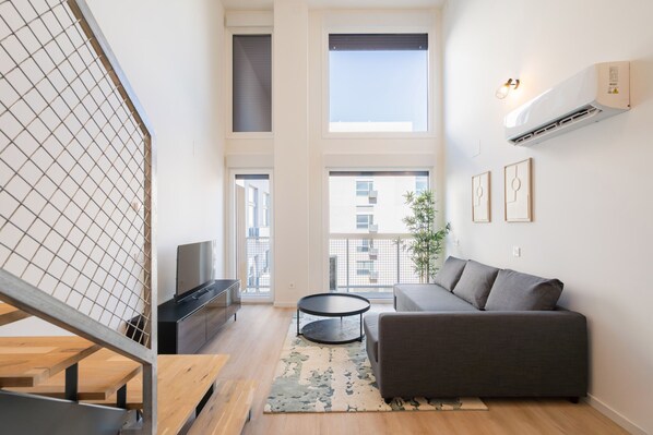 TV - loft industrial con garaje de alquiler temporal (Madrid)