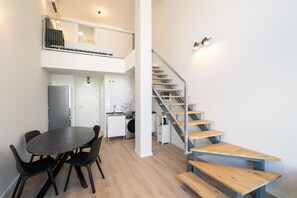 Interior - loft industrial con garaje de alquiler temporal (Madrid)