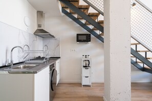 Fridge, microwave, oven, dishwasher - loft industrial con garaje de alquiler temporal (Madrid)