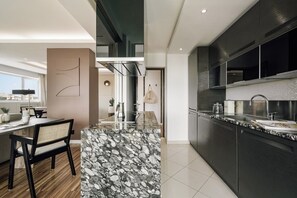 Réfrigérateur, micro-ondes, four, plaque de cuisson