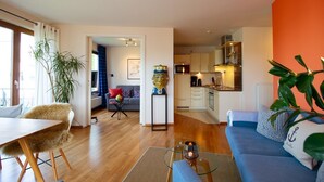 Un apartamento moderno con comedor, sala de estar y cocina.