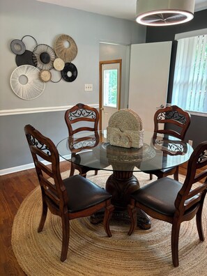 Dining - Charming 3-Bedroom Yellow Ranch Retreat near Lake Michigan (Benton Harbor)