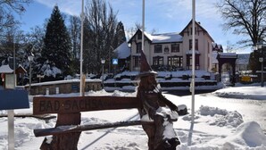A snow-covered area with a sign reading "BAD SACHSA" and a building in the background. - Holiday Apartment Busch (Bad Sachsa)