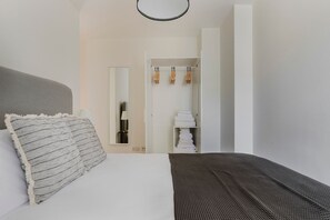 2 bedrooms, iron/ironing board, WiFi, bed sheets - Outstanding Marylebone 2BR, near Westminster University, by Blueground (London)