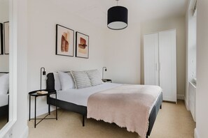 2 chambres, fer et planche à repasser, Wi-Fi, draps fournis