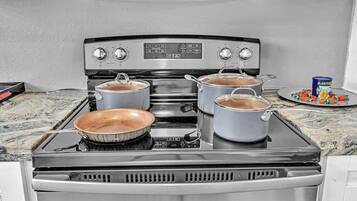 Een magnetron, een oven, een kookplaat, een vaatwasser