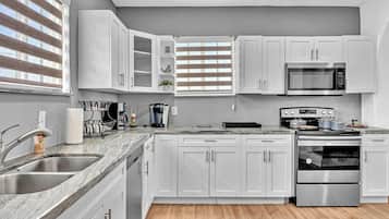 Een magnetron, een oven, een kookplaat, een vaatwasser