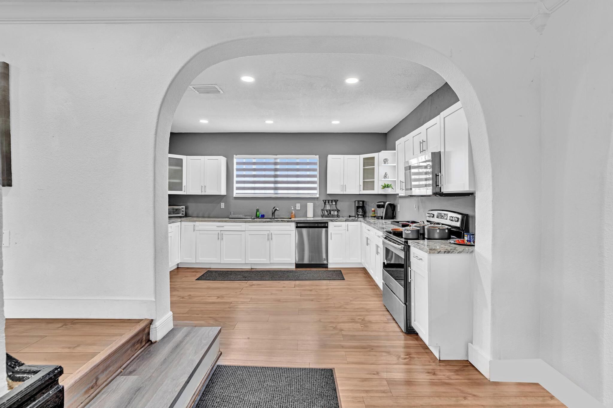 Mikrovågsugn, ugn, spishäll och diskmaskin