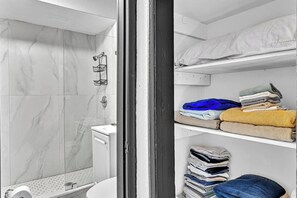 Doccia, asciugacapelli, asciugamani, sapone