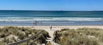 Charming 3-bedroom townhome in enchanting Mount Maunganui with AC, WiFi