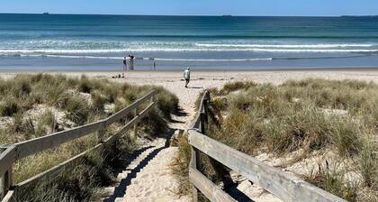 Charming 3-bedroom townhome in enchanting Mount Maunganui with AC, WiFi