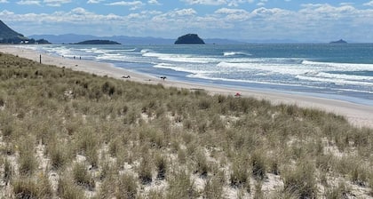 Charming 3-bedroom townhome in enchanting Mount Maunganui with AC, WiFi