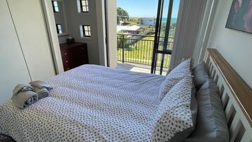 3 bedrooms, desk, iron/ironing board, travel cot