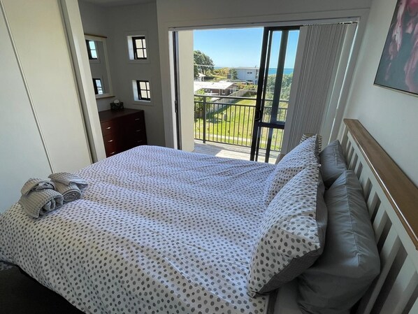 3 bedrooms, desk, iron/ironing board, travel crib