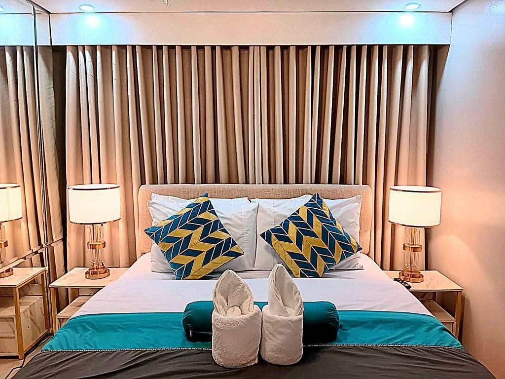 Tabla de planchar con plancha, wifi y ropa de cama 