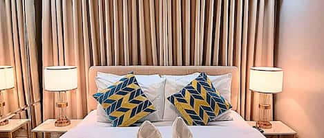 Tabla de planchar con plancha, wifi y ropa de cama