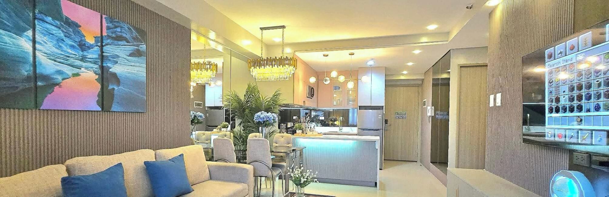 Un salon moderne avec un canapé, une table basse et un tableau accroché au mur.