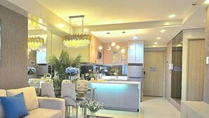 Uma sala de estar moderna com um sofá, uma mesa de centro e um quadro na parede.