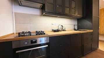 Fridge, oven, stovetop, dishwasher