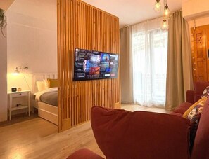 1 bedroom, iron/ironing board, WiFi, bed sheets - Forest Oasis Studio: free Netflix and Disney+ (Predeal)