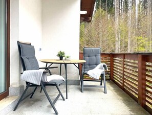 Outdoor dining - Forest Oasis Studio: free Netflix and Disney+ (Predeal)