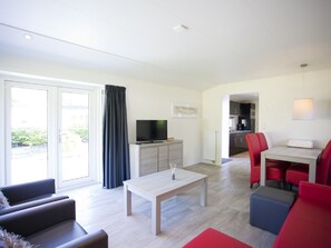 Chalet | Living area - Cozy Chalet in a Holiday Park (Arnhem)