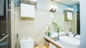 تجهيزات دش، مجففات شعر، مراحيض شطف، مناشف