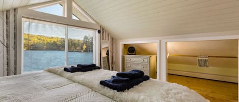 2 bedrooms, travel cot, WiFi, bed sheets