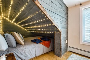 2 bedrooms, travel cot, WiFi, bed sheets