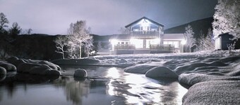 Aurora Paradise house with PS5, WiFi, AC, 98 inch TV and private playground!