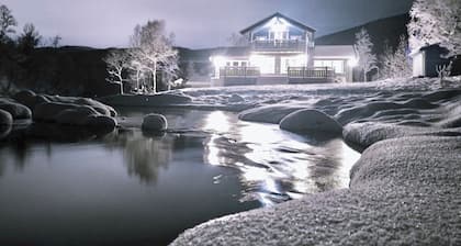 Aurora Paradise house with PS5, WiFi, AC, 98 inch TV and private playground!